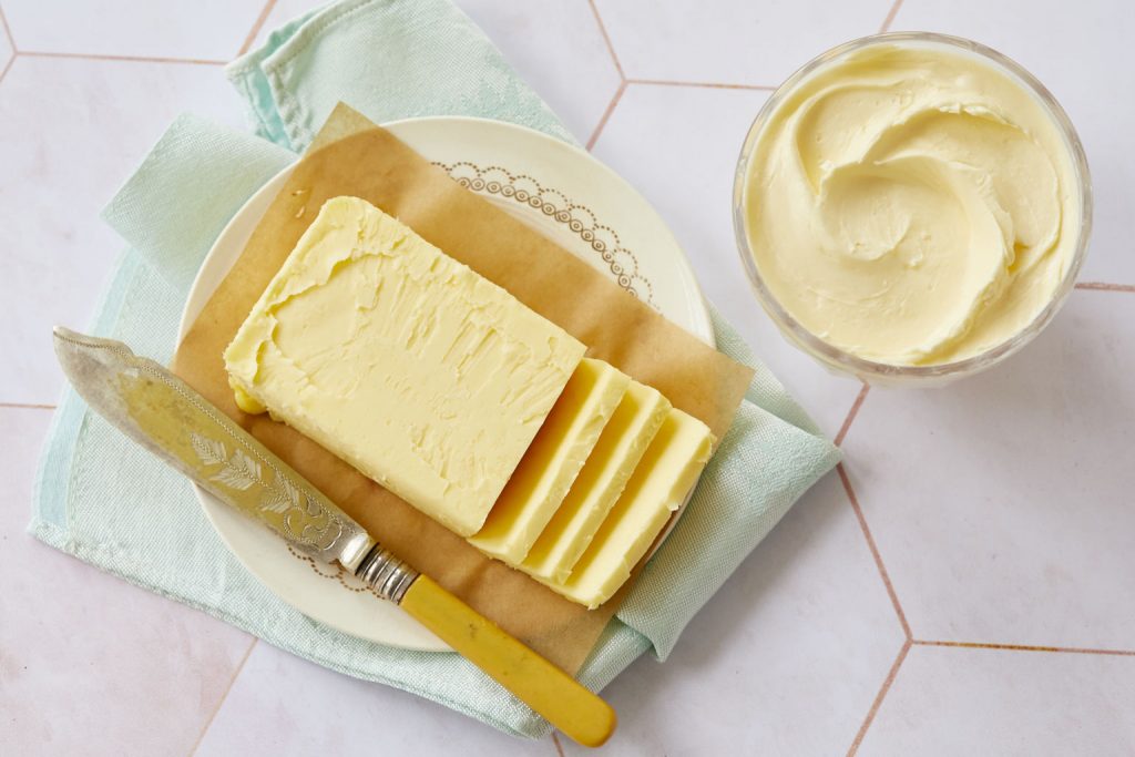 Tampilan tekstur mentega (kiri) dan margarin (kanan) by freepik.com
