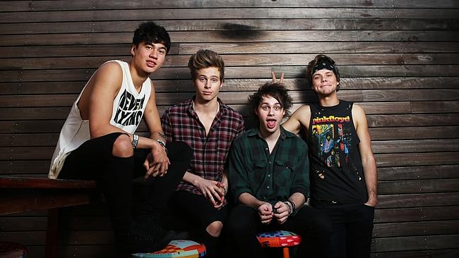 5 Seconds of Summer Rilis Video "Jet Black Heart"