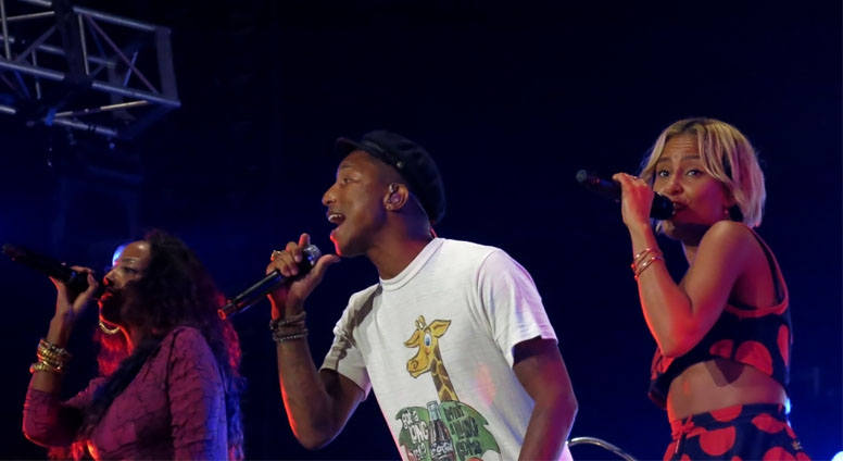 Photo Gallery: Pharrel Williams F1 Granprix Singapore 2015