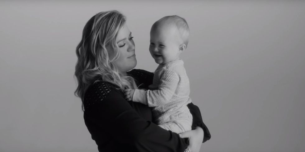 Kelly Clarkson Bawa Anaknya, River Rose, Bintangi Video Musik 'Piece By Piece'