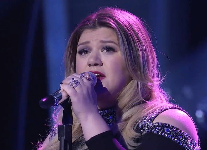 Kelly Clarkson Menangis Saat Tampil Di Pangung American Idol - Creative Disc