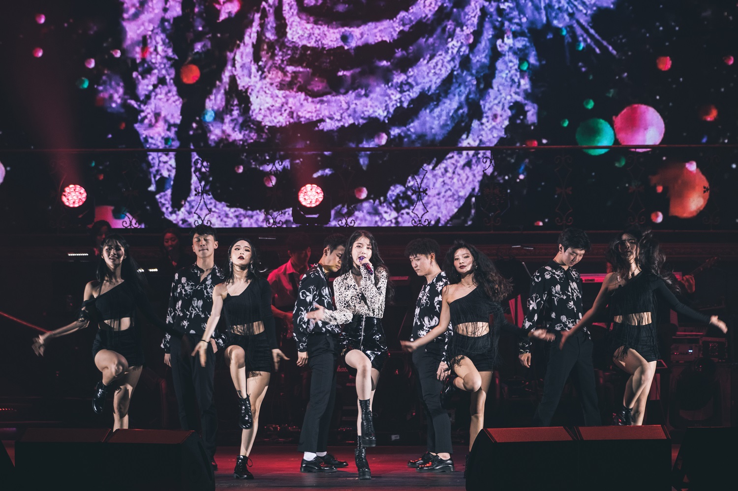 Terbius Pesona dan Suara IU di Konser 'dlwlrma' Singapura