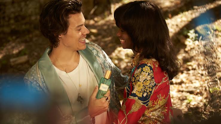 Harry Styles Berbicara soal Parfum Gucci dan Pengaruh Gaya Fesyennya