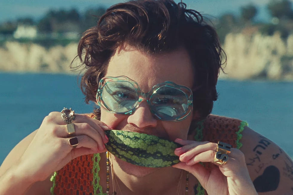 Harry Styles Catatkan #1 Pertamanya di Billboard Hot 100 Berkat 'Watermelon Sugar'