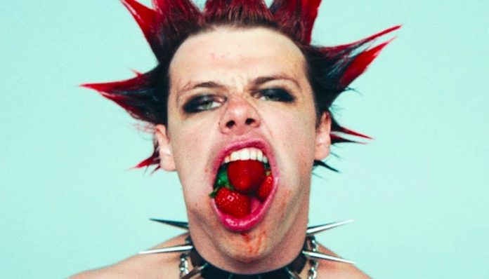 Rilis Single Terbaru, YUNGBLUD Tampil Enerjik Dalam Strawberry Lipstick