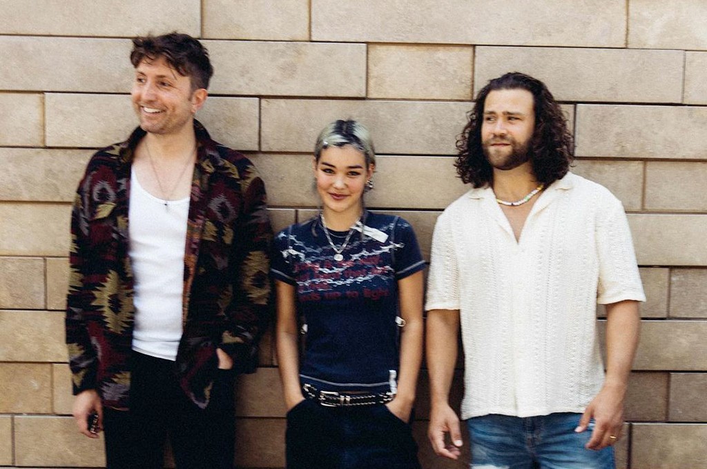 Young Bombs Rilis Lagu Baru 'Kinda Funny' yang Menampilkan Audrey Mika