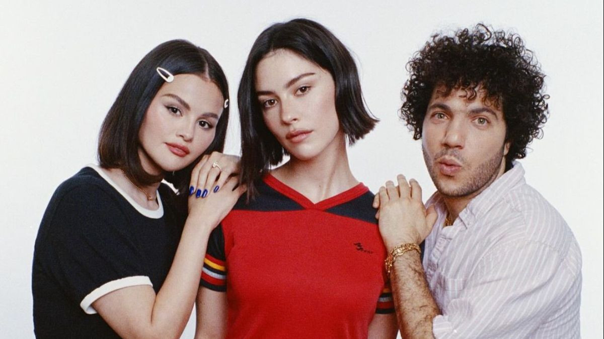 Selena Gomez & Benny Blanco Gandeng Gracie Abrams Untuk Single Baru 'Call Me When You Break Up'
