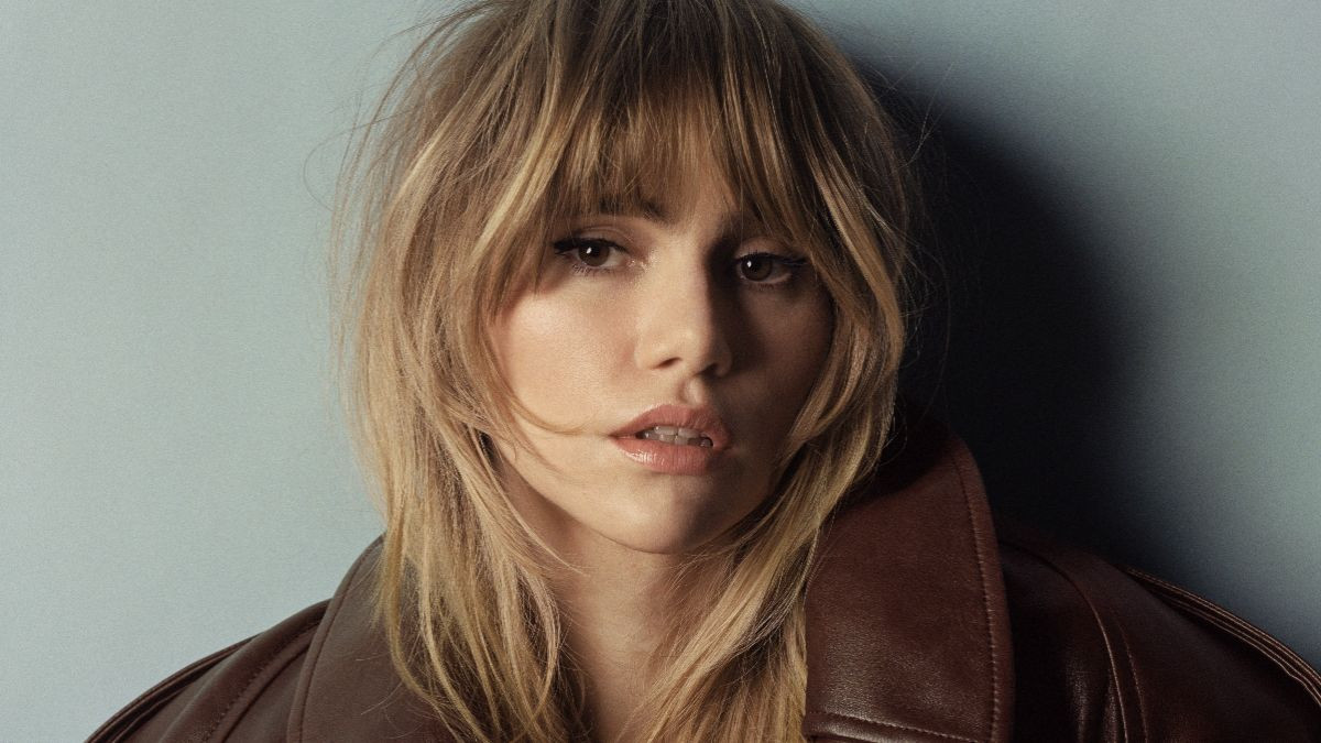 Suki Waterhouse Garap Video Musik 'Dream Woman' Bareng Dua Adiknya