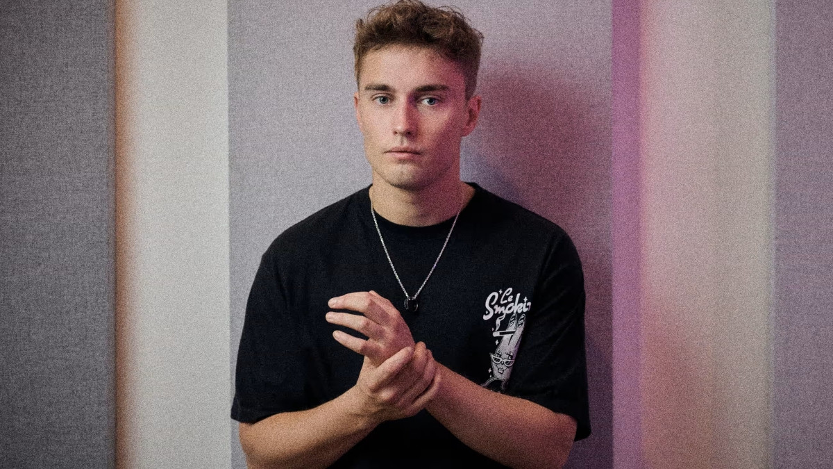 "People Watching": Sam Fender Menghadirkan Potret Ketenaran yang Menyendiri namun Memukau