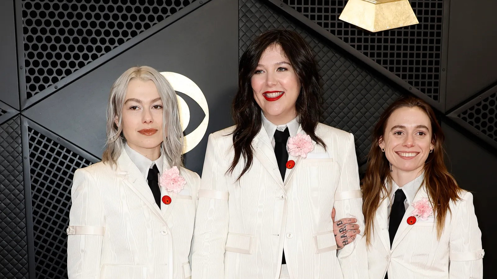 Lucy Dacus dan Julien Baker Resmi Berpacaran, Phoebe Bridgers Beri Reaksi Lucu