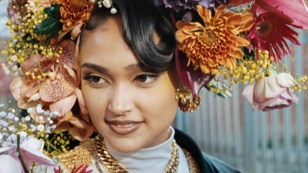 Joy Crookes Berperan sebagai Pendendam Berpedang dalam Video Musik Terbaru 'I Know You'd Kill'