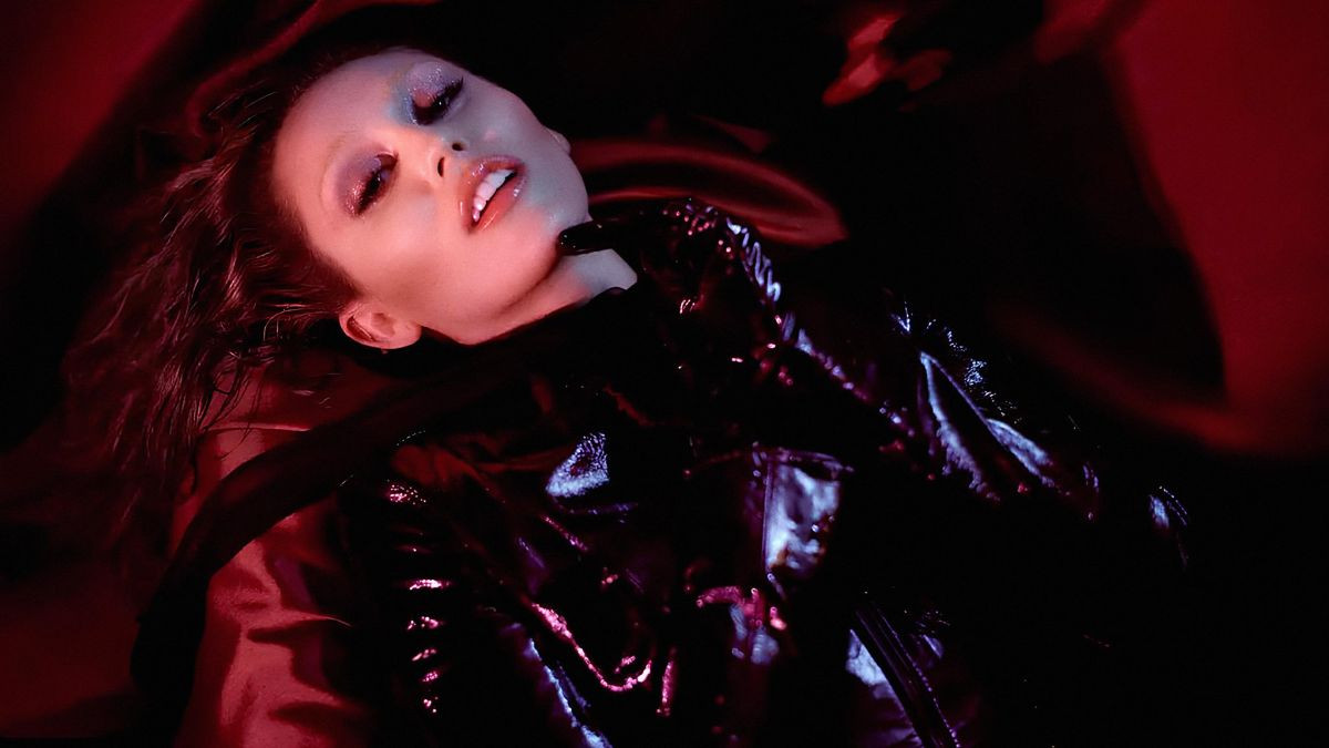 Miley Cyrus Umumkan Visual Album "Something Beautiful" yang Terinspirasi Pink Floyd "The Wall"