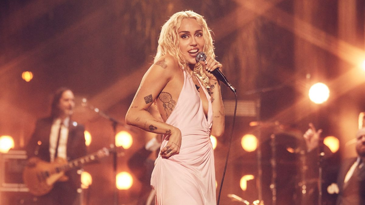 Miley Cyrus Harus Hadapi Gugatan Hak Cipta Lagu 'Flowers' yang Dituduh Meniru Lagu Bruno Mars