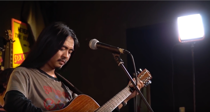 Viral! Musisi Indie Ini Menyanyikan Lagu Tentang Orang Tua yang Bikin Ngakak