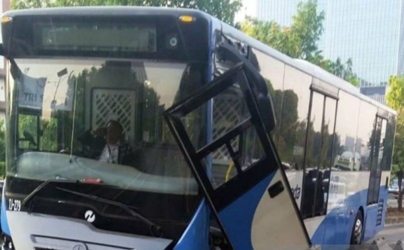 transjakarta tabrak-trotoar