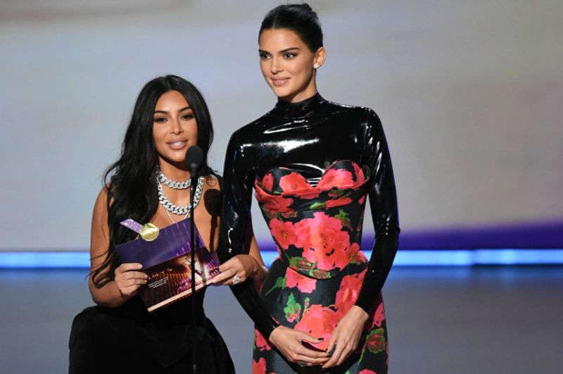 Kim Kardashian dan Kendall Jenner (pagesix com)