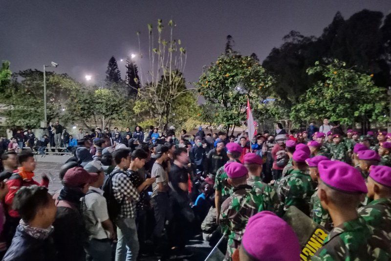 demo mahasiswa-Marinir