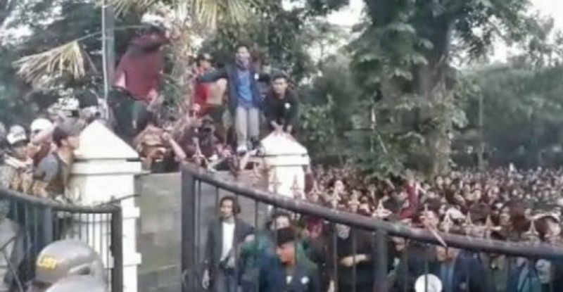 Demo-Mahasiswa-di-Bandung