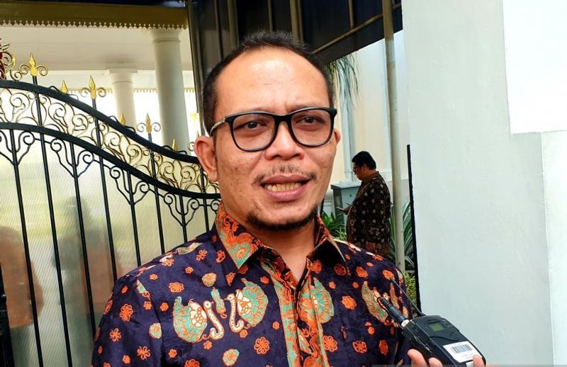 hanif dhakiri-Penulis novel