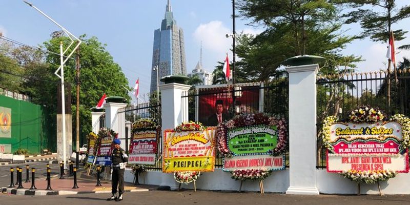 karangan bunga di luar gedung parlemen
