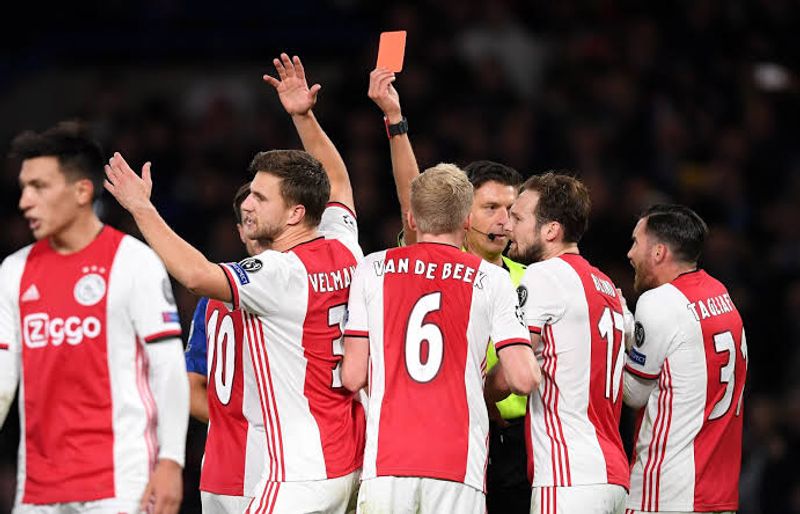pemain ajax, joel veltman dikartu merah (thescottishsun co uk)