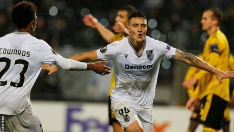pemain victoria guimaraes usai mencetak gol ke gawnag Arsenal (bbc co uk)