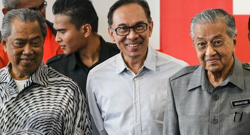Perdana-Menteri-Malaysia-Mahathir-Mohamad-kanan-bersama-tokoh-politik-Anwar-Ibra
