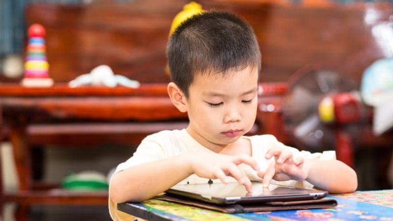Ilustrasi-anak-main-game -FotoShutterstock