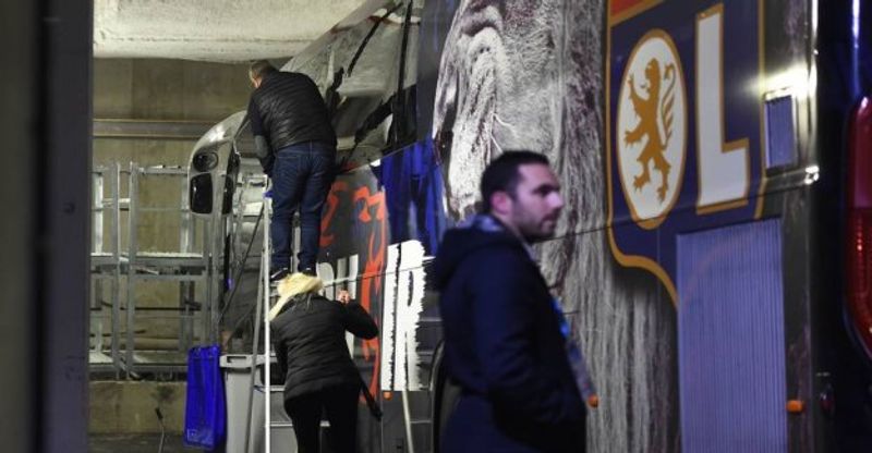 bus yang membawa pemain Lyon (usanews)