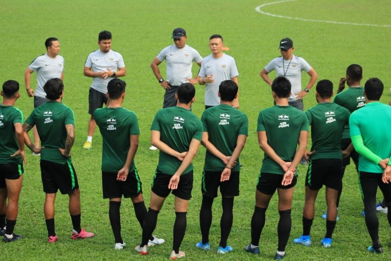 Yeyen Tumena memimpin latihan (pssi org)