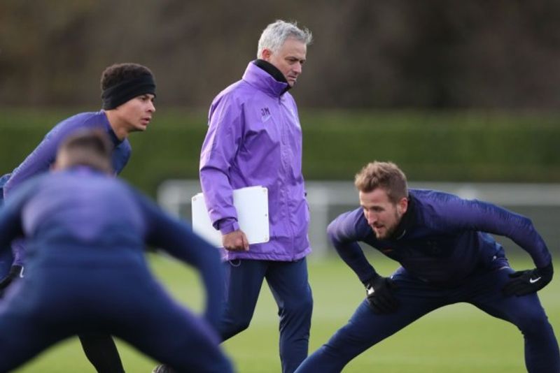 jose mourinho memimpin latihan Hotspur (metro co uk)