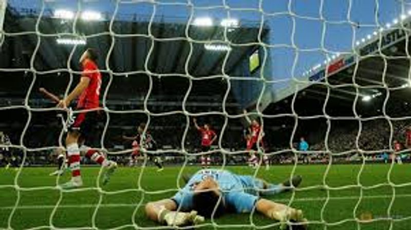Late fernandez membobol gawang Southampton (channelnewsasia com)