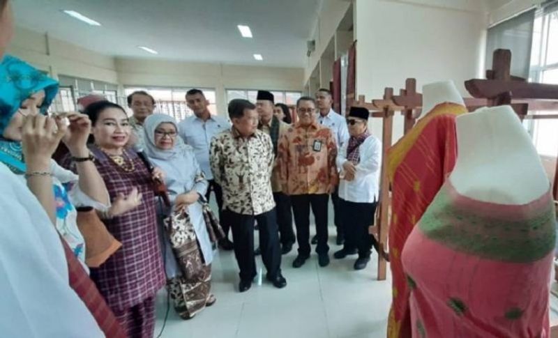 Jusuf-Kalla-Resmikan-Rusunawa-Akademi-Sentra-Tenun-di-Tanah-Datar-Ceratai-750x45