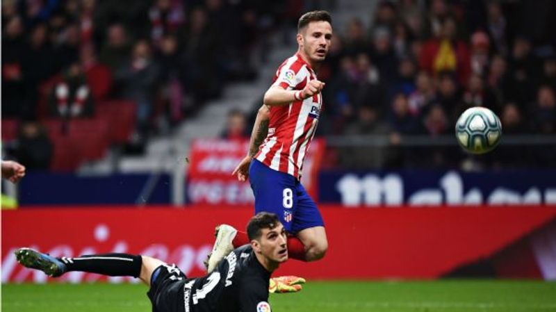 Saul niguez mencetak gol ke gawang Osasua