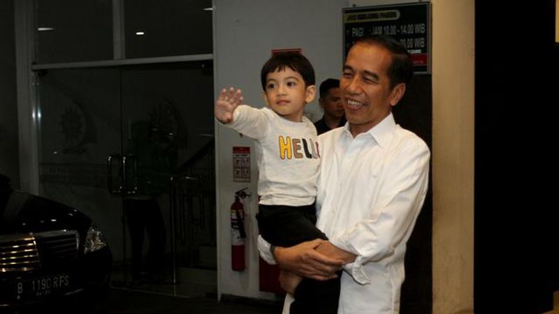 004699700_1573863387-jokowi_dan_jan_ethes