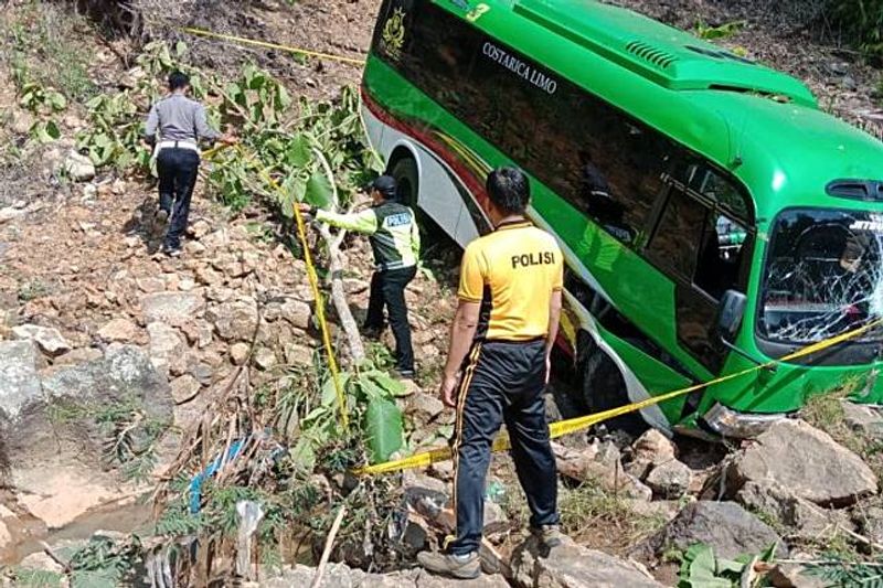 bus masuk jurang
