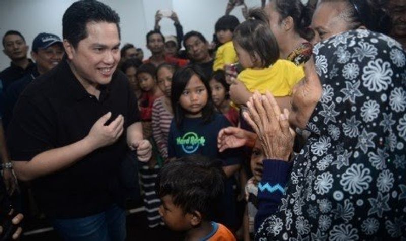 menteri-bumn-erick-thohir-kiri-saat-mengunjungi-posko-pengungsi-_200105104414-73