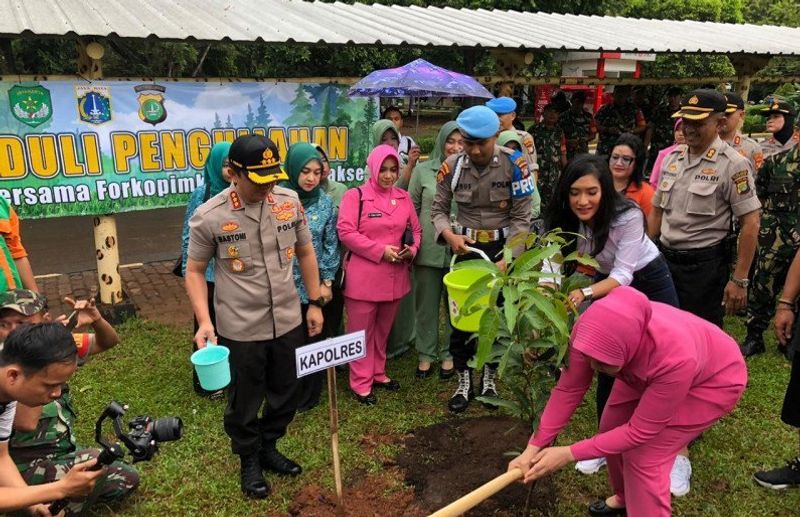 polres jakarta selatan-pohon