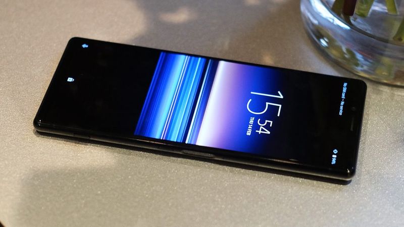 sony-xperia-1-front-on-table-upside-down-1024x576