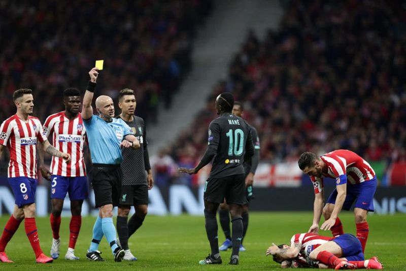 sadio mane dapat kartu kuning (outlookindia com)