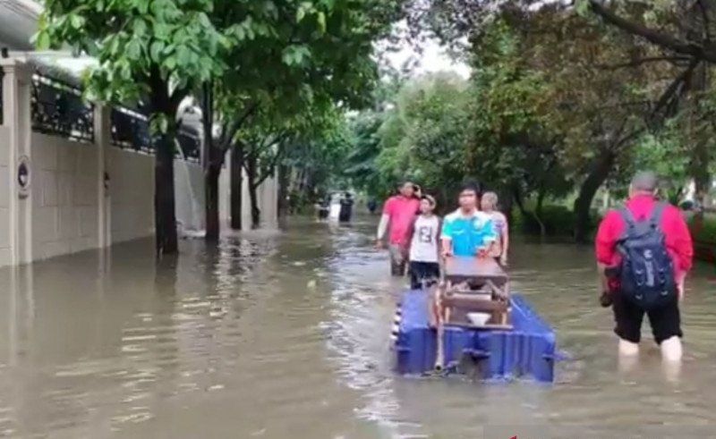 banjir pulomas=hujan deras