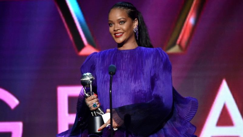 rihanna (etonline com)