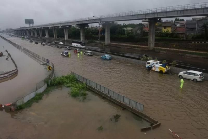tol jakarta cikampek banjir