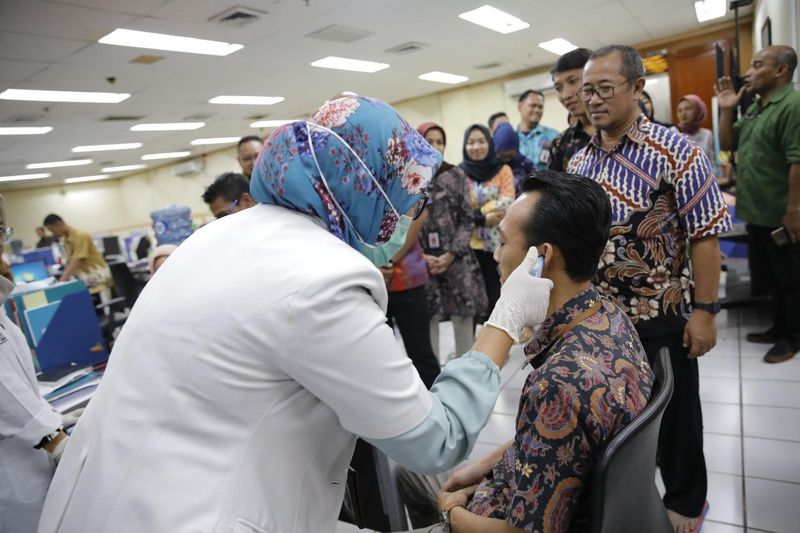 130-pengecekan_kesehatan_dan_suhu_tubuh_di_lingkungan_kemendes_pdtt