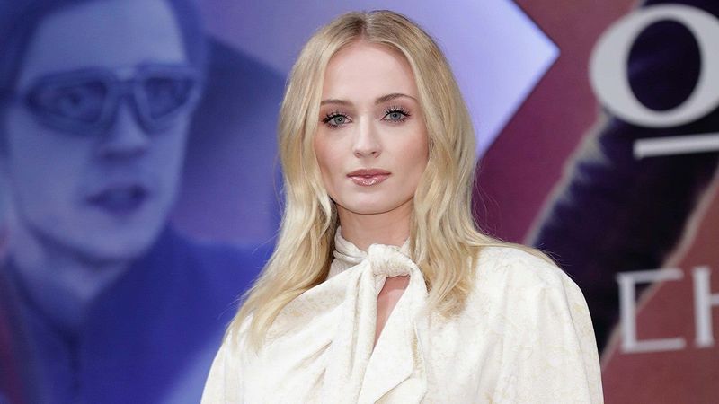 sophie turner (etonline com)