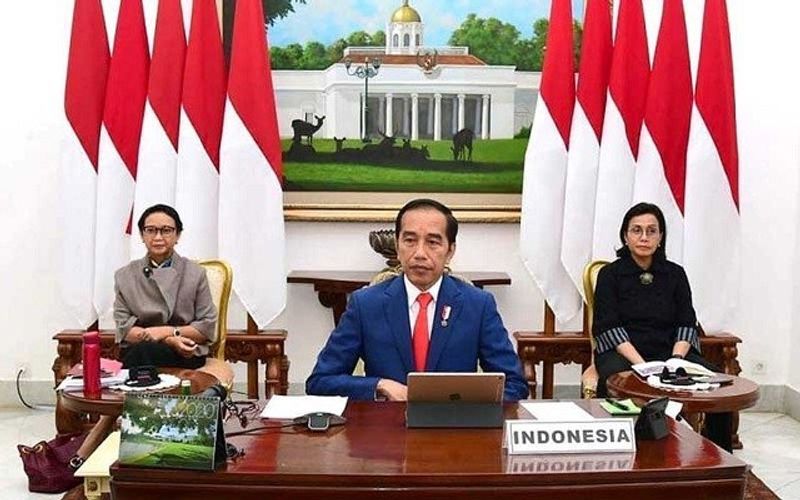 Presiden-Joko-Widodo-tengah-didampingi-Menteri-Luar-Negeri-Retno-Marsudi-kiri-da