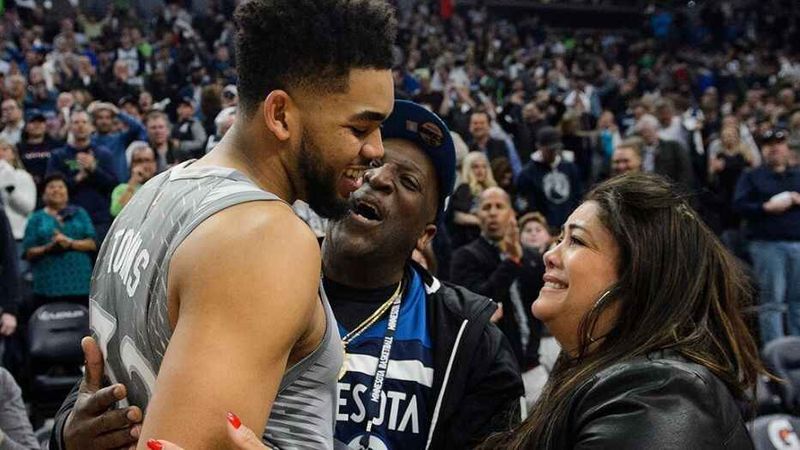Karl Anthony Towns dan ibunya (foxnews com)