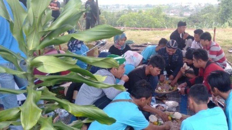 tradisi-grembong-liwet