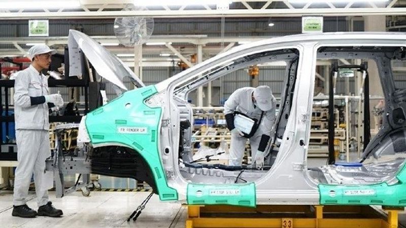 Pekerja-menyelesaikan-mobil -perakitan-mobil-Xpander-di-pabrik-Mitsubishi-foto-c