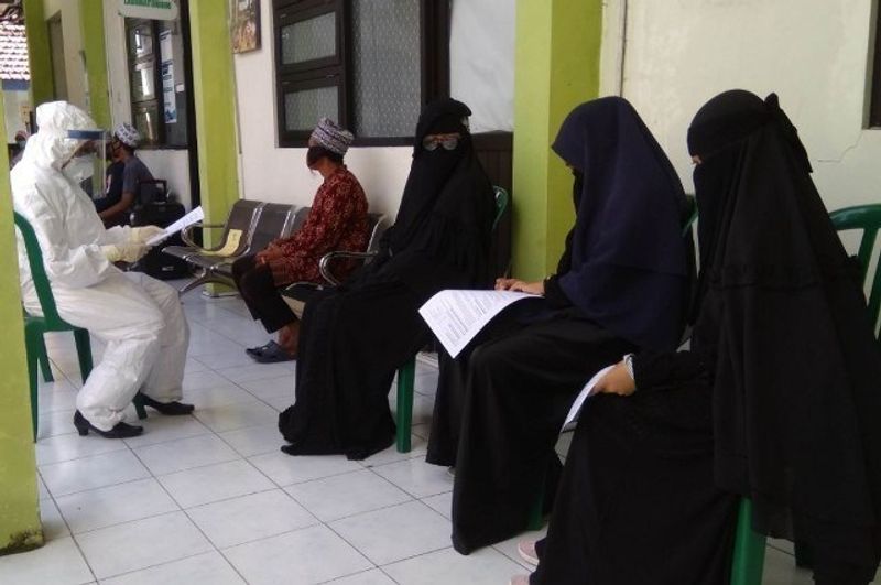 Sejumlah-santri-Pondok-Al-Fatah-Temboro-Magetan-sedang-mengisi-data-sebelum-meng